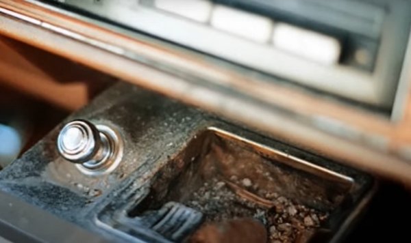 Имаше времена, в които автомобилите се произвеждаха с пепелници &ndash; един отпред за шофьора и пътника и на вратите за седящите отзад. А също така колите масово бяха и със запалки за цигари, които се задействат с натискане.